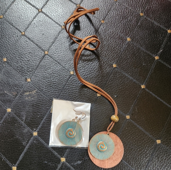 Brand new earrings and necklaces sets - Picture 1 of 3